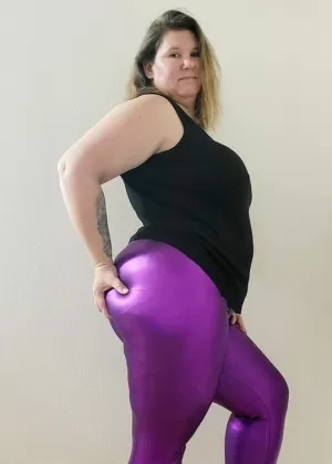 Брюнетки лесбиянки Вики Чейз Кирстен Прайс ходят топлесс в штанах для йоги