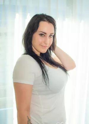 Горячая пухленькая Хлоя Дженкс исполняет медленный стриптиз, чтобы показать свои большие дыни и попку