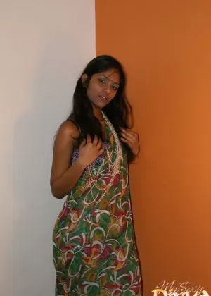 Индийская девушка Хеха изображает улыбку на своем красивом лице во время не обнаженных поз