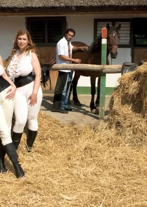 Лесбиянки Кристи Маркс и модель Терри Нова в сексуальной одежде для верховой езды и сапогах