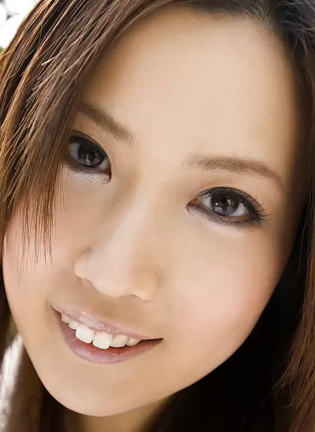 Миниатюрная азиатская милашка с сексуальными ножками Харука Ягами снимает с себя одежду