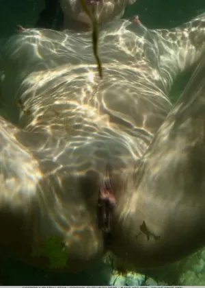 Миниатюрные цыпочки-подростки развлекаются лесбийскими забавами, используя свои игрушки в бассейне