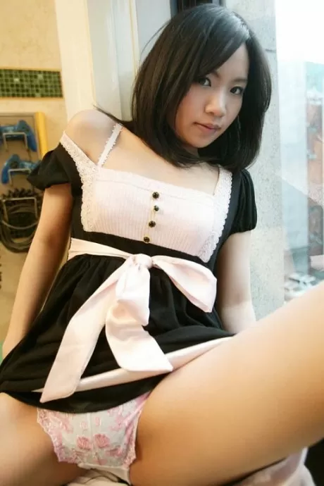 Симпатичная японская девушка Мио стянула трусики после действия под юбкой