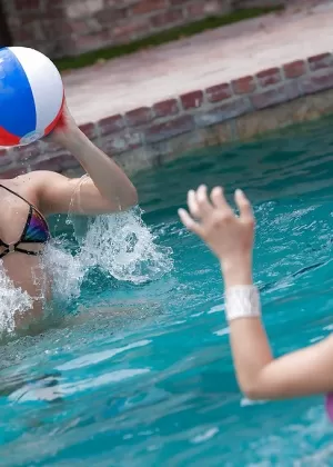 Превосходная игра в бильярд в лесбийских сценах вместе с грудастой молоденькой Абеллой Дэнджер