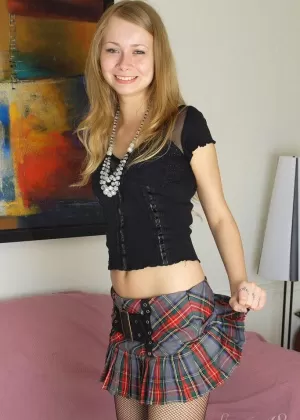 Темноволосая студентка Эмили Джей выставляет напоказ свои дерзкие сиськи в белых колготках