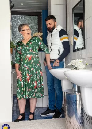 Толстая нэн участвует в половом акте с молодым парнем