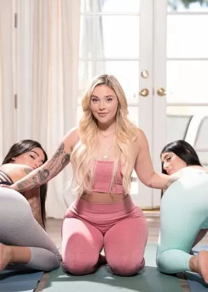 Молодая девушка Джиа Дерза занимается сексом с пожилым мужчиной во время массажа обнаженной натуры