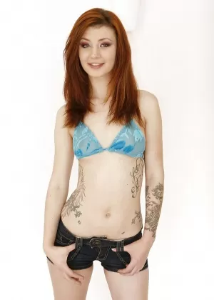 Одетая няня Блэр Уильямс делает минет длинному члену, прежде чем раздеться догола