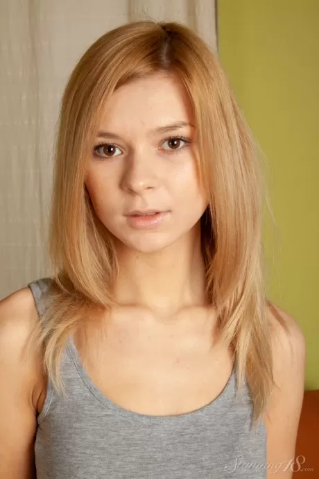 Гибкая молоденькая Палома Би выделяет свою лысую киску на диване в носках