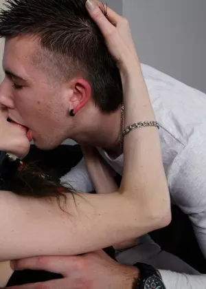 Зрелая домохозяйка изменяет своему мужу с похотливым парнем по соседству