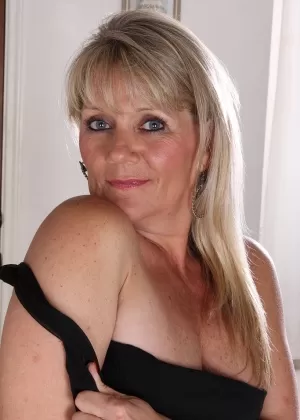 Более 40-летняя мать Франческа обхватывает все натуральные сиськи крупным планом