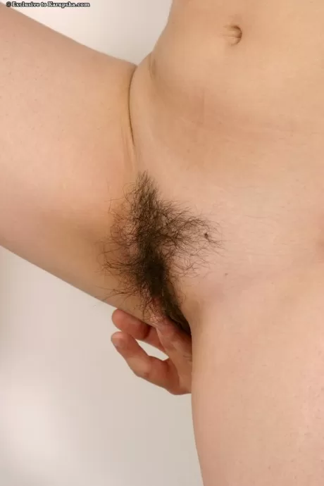 Азиатка трогает свою киску после того, как сняла платье и свои прелести