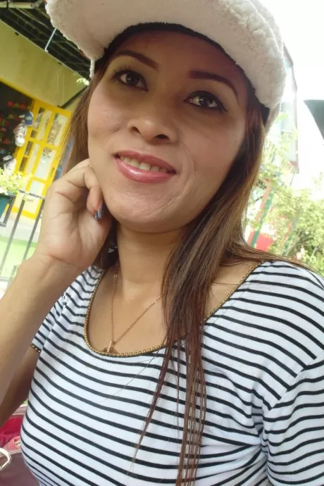 Миниатюрная тайская девушка Сильви принимает член секс-туриста в свою грязную жопу