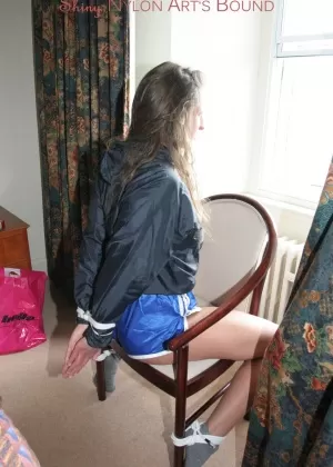 Иона Грейс сдержана в балетных туфлях на шпильках во время спектакля 