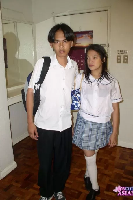 Азиатская школьница трахает своего парня после занятий в белых гольфах