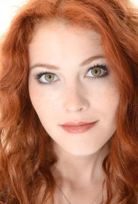 Натуральная рыжеволосая Хайди Романова снимает платье с животным принтом для позирования о