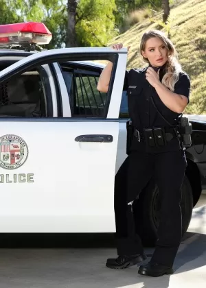 Белокурая британская женщина-полицейский Серенити ходит топлесс в подвязках и нейлоновых чулках