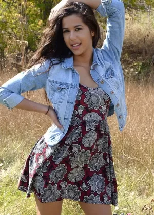 Латиноамериканка-новичок Белла Куинн прикрывает свои обнаженные сиськи в поле