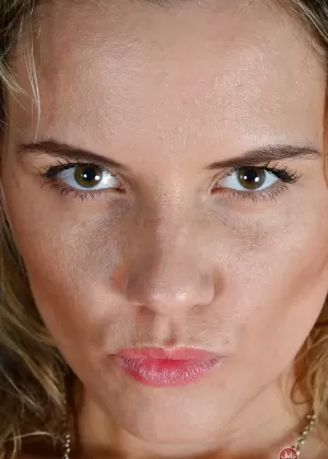 Сексуальная зрелая леди Регина в чулках обнажает волосатую киску на высоких каблуках