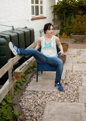 Сочная молодка теребит свою вишневую дырочку и обнажает свой анальный зев крупным планом