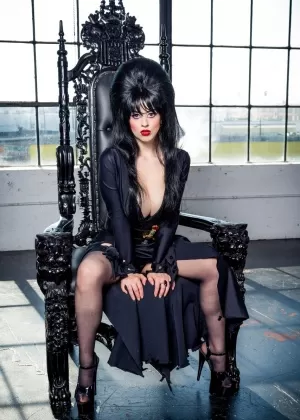 Темноволосая женщина Ларкин Лав обнажает свои большие сиськи в фетишистском наряде