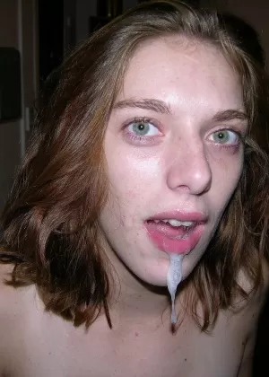 Молоденькая любительница растягивает свою мокрую киску, прежде чем выплюнуть сперму после Би Джея