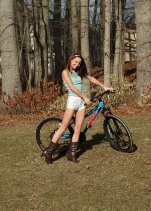 Молодая блондинка Энджел Смоллс действительно растягивает киску в этом обнаженном виде крупным планом