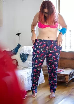 Одетые женщины Мила Амора Саския Джейд обнажают свои трусики под юбкой на стульях