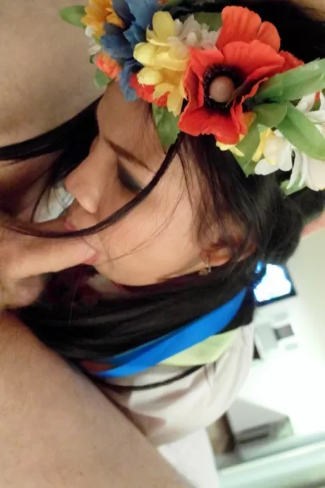 Азиатка с цветами в волосах во время секса от первого лица с 6
