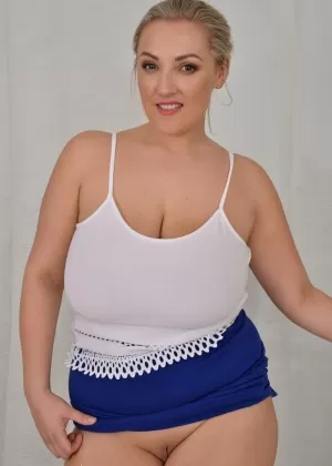 Зрелая домохозяйка Джейд Аллан играет с лысой киской, принимая ванну