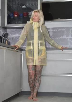 Блондинка МИЛФА бомба Феникс Мари трахается в свою большую задницу в красную сеточку