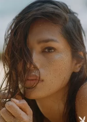 Фотомодель Джина Рочеро меняет нижнее белье, позируя для Playboy