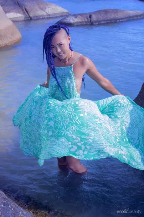 Горячая азиатка сладкая Джули снимает мокрое платье, чтобы позировать обнаженн 1