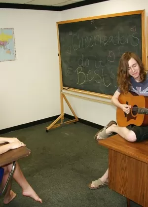 Грудастая школьная болельщица Брук Баннер раздевается для эротической съемки