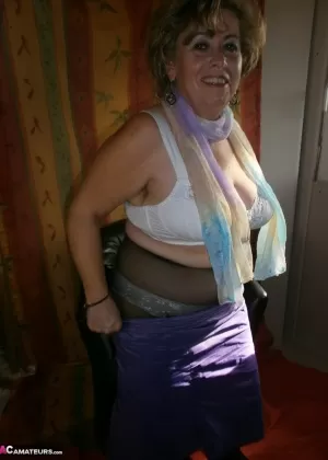 Зрелая Скарлетт трогает свою противную, но симпатичную волосатую киску на камеру