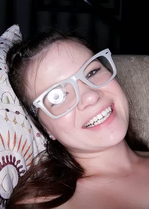 Грудастая рыжеволосая учительница Бритни Эмбер получает куннилингус на столе