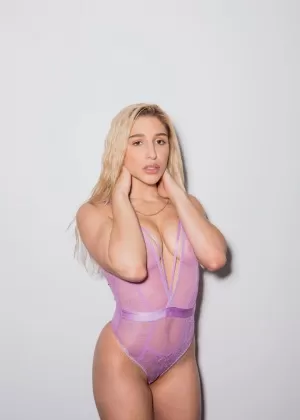 Молоденькая блондинка Абелла Дэнджер делает двойное проникновение с парой больших черных членов