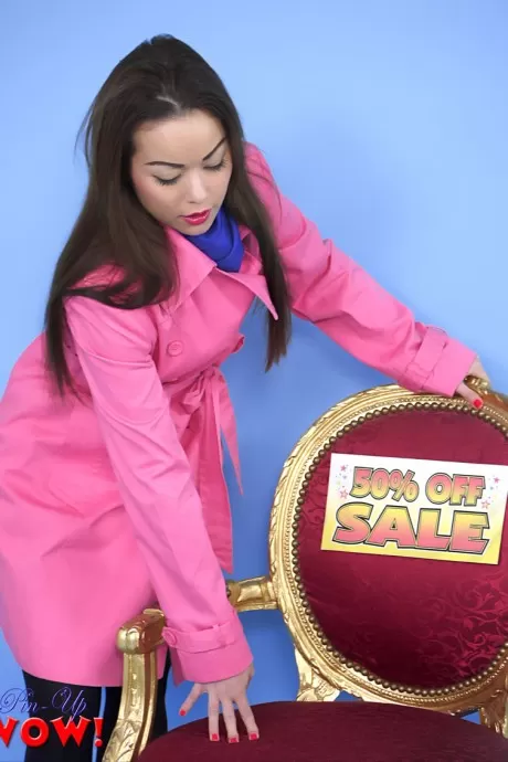 Одинокая девушка в черных колготках и прозрачном нижнем белье просыпается, чувствуя себя игривой