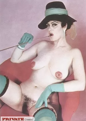 Сексуальные винтажные порно модели показывают горячую волосатую киску в чулках