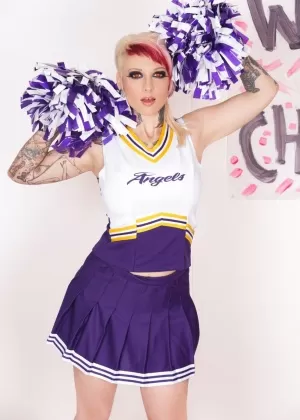 Европейская МИЛФА порнозвезда соблазняет молоденькую болельщицу на лесбийский секс