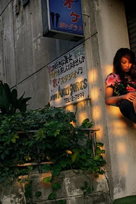 Прекрасная и горячая молодая модель любит демонстрировать свое обнаженное тело на пляже