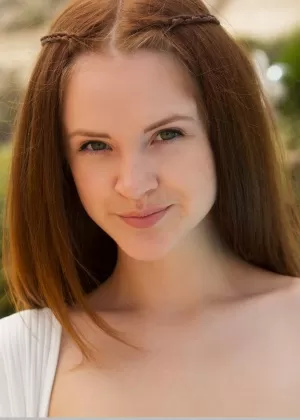 Молодая рыжеволосая Элис Мэй расстегивает молнию, чтобы полностью раздеться на палубе