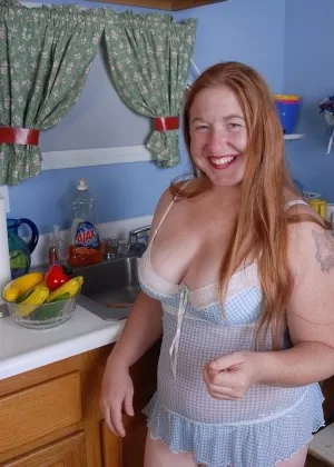 Hot chick with nice big boobies Keno is demonstrating her shape