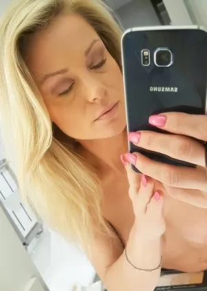 Любительская модель делает голые и не голые селфи в ванной комнате в зеркале 18215092