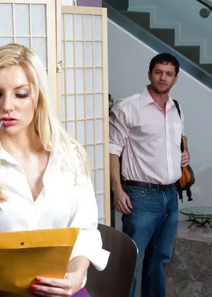 Распутная милфа в нейлоновых чулках отсасывает и трахает толстый член, чтобы сперма попала ей на лицо