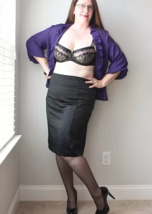 Зрелая пухленькая Мисси разрывает свой шланг, чтобы потереться о свою возбужденную киску