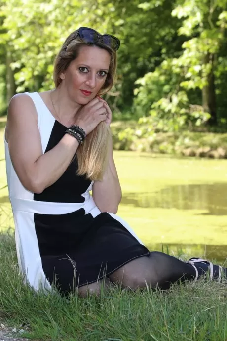 Пожилая любительница показывает свой покрытый спермой язычок после анала с двумя  2