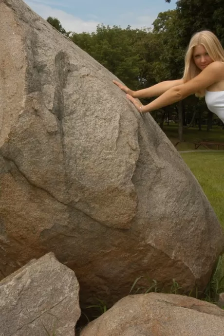 Блондинка-любительница Тиффани моделирует не обнаженную натуру с босыми ногами и в линялы 2