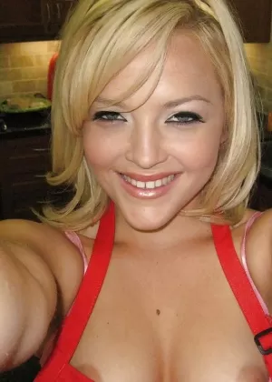 Симпатичная белокурая красотка Алексис Техас становится очень резвой на кухне