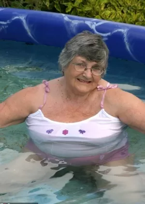 Пухленькая грудастая девушка Кали Уэст раздевается и играет со своей горячей пиздой у бассейна